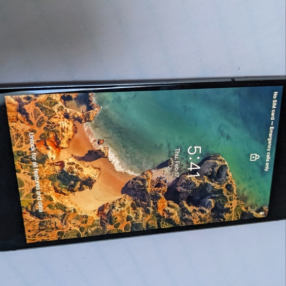 Google Pixel 2 unlocked 128GB - Picture 2 of 4